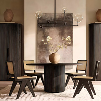 Ensemble de table à manger en bois massif de luxe de taille moyenne avec plateau à bords arrondis et pieds ondulés, design moderne pour la salle à manger à domicile