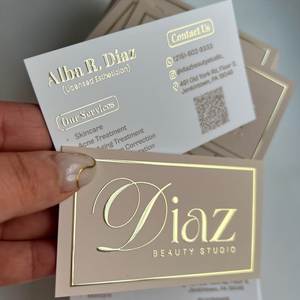 Tarjetas de Papel Personalizadas: Tarjetas de Identificación VIP de Lujo en Negro con Relieve y Logotipo Estampado en Dorado - Product Image 6