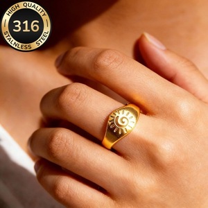Élégante bague ouverte en acier inoxydable, motif spirale tournesol vintage, plaquée or 18 carats sous vide. - Product Image 1