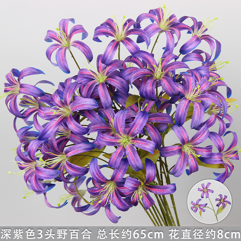 Lirios silvestres de tres tallos de color morado oscuro