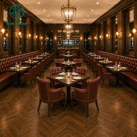 Ensemble de banquettes en cuir capitonné, table carrée en bois massif et chaises ergonomiques pour restaurant, projet hôtelier de luxe Ron Group