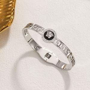 Bracciale con testa di leone in acciaio inossidabile Kira bracciale da donna placcato oro liscio braccialetti da donna a portata di mano - Product Image 4