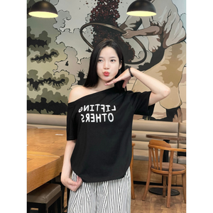 Camiseta de un Solo Hombro para Mujer, Manga Corta, Estampado de Letras Moderno, Tela de Algodón Suave, Color Negro - Product Image 6