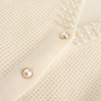 Cardigan en tricot gaufré à col en V pour femme, avec poches et bordure perlée, couleur crème ivoire, orné de perles cousues à la main, style veste-pull, pour marques privées