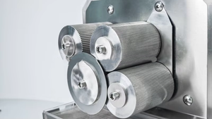 Extracteur de jus de canne à sucre automatique à 4 rouleaux en acier inoxydable, presse-agrumes motorisé commercial à haut rendement, facile à utiliser - Product Image 3