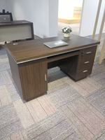 Table de travail du personnel extensible moderne Mobilier de bureau à panneaux en bois conçu pour le bureau à domicile ou le bureau d'ordinateur Conçu en usine