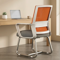 Chaise de bureau moderne et minimaliste en acier maillé, confortable et ergonomique, avec dossier et accoudoirs, idéale pour les réunions et les négociations