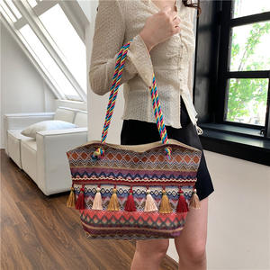 2026 bolsos calientes Niche moda bolso de mano tejido étnico viento flecos gran capacidad al por mayor bolso de hombro para mujer - Product Image 1