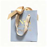 Sacs en papier personnalisés imprimés, sacs cadeaux de luxe avec logo en feuille d'or et poignée en ruban satiné pour l'emballage de masques faciaux et de nettoyants pour le visage