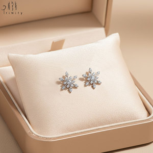 Boucles d'oreilles de haute qualité en or blanc massif 18 carats, design flocon de neige, bijoux faits à la main, brillantes, avec diamants naturels véritables - Product Image 1