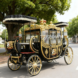 Calèche royale noire et dorée avec détails ornés et rideaux en dentelle pour séance photo de mariage - Product Image 3