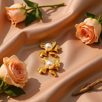 Pendientes de Acero Inoxidable con Baño de Oro de 18K y Diseño de Flor con Perlas de Imitación y Recubrimiento PVD