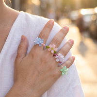 YEHHY Süßer Blumen-Reisperlen-Elastikring Bunter Kleiner Blumen-Verstellbarer Perlenring Vielseitiges Accessoire Großhandel