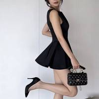 Robe noire sans manches de style français pour femmes Coupe ajustée Taille cintrée Mini robe de soirée trapèze