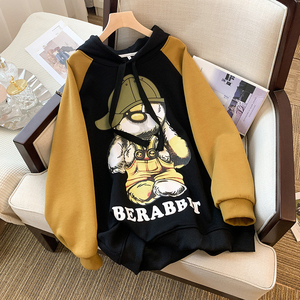Sudadera con capucha de talla grande con estampado de letras de dibujos animados para mujer - Product Image 1