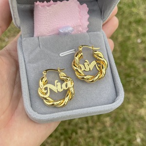 Pendientes chapados en oro de acero inoxidable, aro torcido de tamaño mini para niños pequeños, pendiente de aro con letras y nombre personalizado - Product Image 4