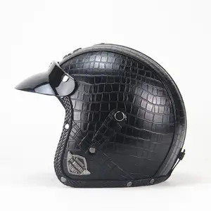 Casco da motociclista classico alla moda con bottone a pressione in metallo vintage in pelle