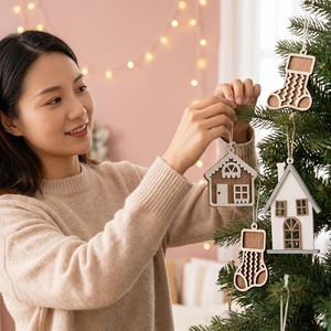 Adornos navideños de madera en patchwork al por mayor, casas de jengibre huecas, casas en miniatura 3D, medias navideñas, Navidad - Product Image 3