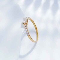 Anelli di fidanzamento da donna in oro giallo 18 carati con diamante da laboratorio taglio smeraldo a gambo dritto prismatizzato, anello con diamante coltivato in laboratorio