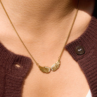 Collier pendentif ailes d'ange plaqué or 18 carats en acier inoxydable avec incrustations de zirconiums cubiques, double ailes, bijou religieux délicat et tendance