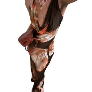 เดรสยาวแฟชั่นฤดูร้อนสำหรับผู้หญิง สไตล์เรโทร คอวี สายผูกคอ ลายพิมพ์ เอวสูง แขนกุด - Product Image 1