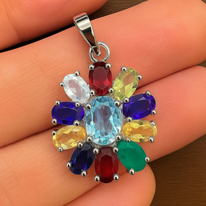 Pendentif multi-pierres rond multicolore en argent 925 plaqué rhodium, bijoux minimalistes pour femmes avec sertissage à griffes - Product Image 1