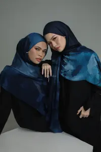 Lieflijke, op maat gemaakte katoenen modal hijab sjaal met marmeren waterprint logo, lichtgewicht, zacht, ademend, voor dagelijks gebruik, geschikt voor alle seizoenen. - Product Image 3