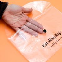 Emballage Dépoli pour Maillots de Bain, Pochette Enveloppe en Plastique PVC Mat Givré avec Bouton et Impression Personnalisée