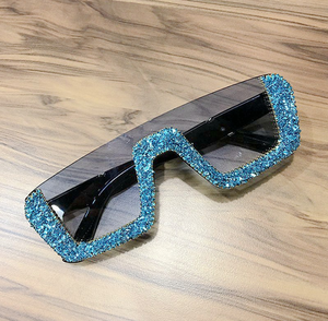 <span class=keywords><strong>Gafas</strong></span> <span class=keywords><strong>de</strong></span> <span class=keywords><strong>sol</strong></span> cuadradas <span class=keywords><strong>de</strong></span> lujo para mujer, anteojos <span class=keywords><strong>de</strong></span> <span class=keywords><strong>sol</strong></span> con diamantes <span class=keywords><strong>de</strong></span> imitación ostentosos <span class=keywords><strong>de</strong></span> gran tamaño para fiesta, 2021 - Product Image 6