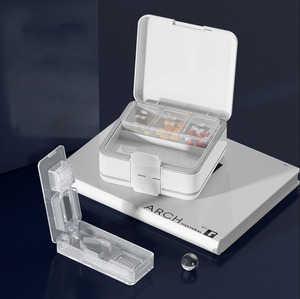 Cortador y Triturador de Pastillas 3 en 1 de Plástico con Color Personalizado, Caja de Medicamentos con 7 Compartimentos, Mini Caja de Almacenamiento de Pastillas Portátil Doble de Plástico - Product Image 1