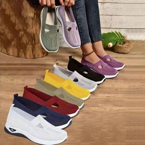 Baskets décontractées d'été pour femmes, à enfiler, avec empeigne en maille respirante, semelle intermédiaire en PVC, antidérapantes, à sangle réglable, pour la marche et le sport, plates - Product Image 2