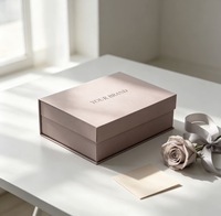 Boîte cadeau rigide magnétique grise personnalisée avec logo de marque imprimé en relief pour l'emballage de cosmétiques et d'accessoires de luxe pour mariage