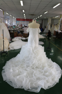 Vestido de Novia de Lujo 2022 con Hombros Descubiertos, Escote Corazón, Apliques de Encaje con Pedrería, Vestido de Novia de Sirena con Capas - Product Image 4