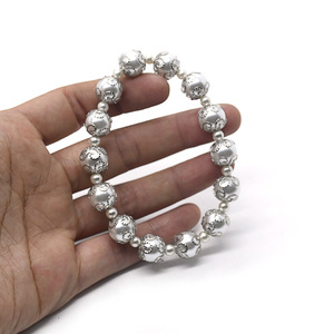 Pulsera de Perlas con Encaje Metálico Estilo Corte, Aleación de Zinc Dorada y Plateada, Patrón Geométrico de Bolas, Regalo de Joyería - Product Image 4