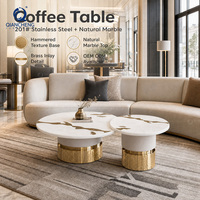 Ensemble de tables basses rondes contemporaines en marbre naturel et base en métal martelé – Fournisseur de mobilier moderne sur mesure pour villas et hôtels