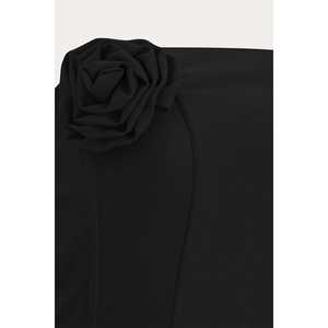 Robe de cocktail élégante noire à détails roses, coupe bustier courte - Product Image 2