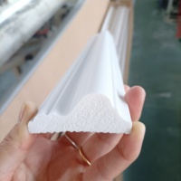 Différents types de moulures couronnées pour l'installation au plafond Plinthe de décoration