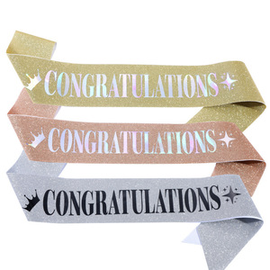 Fascia da Spalla per Laurea Classe 2026 con Nastro Glitterato di Congratulazioni per Cerimonia di Laurea Spedizione Rapida - Product Image 1