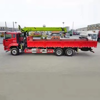 Grue montée par camion de cargaison de boom télescopique droit de camion de HOWO 6X4 6 roues avec l'ascenseur de 6 tonnes hydraulique à vendre