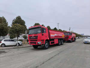 Camion-citerne à huile Shacman Delong F3000 4x2 d'occasion avec une capacité de 15001-30000L - Product Image 4