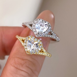 Anillo de compromiso y boda para mujer con circonita cúbica, diseño de halo con piedra principal en forma de corazón y banda hueca dividida, ideal para regalo al por mayor. - Product Image 1