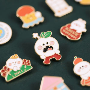 Fournisseur en gros d'épingles, broches en métal, épingles de chapeau en émail personnalisées, badges personnalisés, épingles en émail personnalisées, épingles en émail personnalisées avec des paillettes et des perles, style dessin animé et anime - Product Image 1