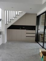 Meuble d'escalier modulaire personnalisé en panneaux stratifiés pour rangement sous escalier, salon et appartement