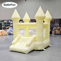 Château gonflable jaune pastel avec toboggan, structure de saut pour enfants pour événements, mariages et fêtes privées