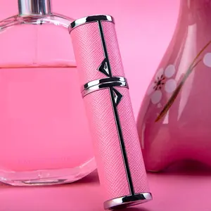 Fabriek Draagbare 5Ml Ronde Kleurrijke Lederen Bodem Hervulbare Twist Up Parfum Fles Met Verstuiver Travel Size