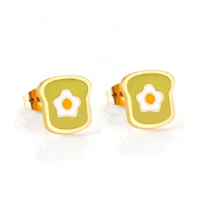 Boucles d'oreilles clous personnalisées pour enfants, motif œuf poché émaillé, en acier inoxydable plaqué or 18 carats, vente en gros - Product Image 1