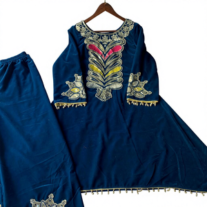 Magnifique Kurti pour femmes adultes en tissu velours épais avec broderie de sequins et travail de patchwork pour vêtements indiens - Product Image 1