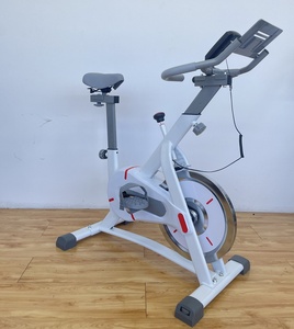 Nouveau vélo rotatif avec support de tablette, vélo d'exercice magnétique entraîné par <span class=keywords><strong>ceinture</strong></span>, cycle d'exercice <span class=keywords><strong>cardio</strong></span> stationnaire pour la salle de sport à domicile - Product Image 3