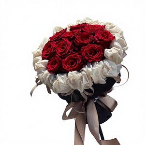 Bouquet di Rose Rosse e Bianche Immortali, Piccolo e Profumato, 35-40cm, Fiore di Sapone Artificiale di Alta Qualità per Fidanzata, Madre, Migliore Amica - Product Image 1