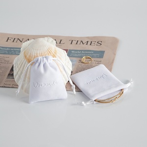 Bolsas de Terciopelo Blancas de Alta Gama al por Mayor de 7x9 cm, Bolsitas de Viaje para Joyería, Bolsas de Regalo con Cordón - Product Image 4